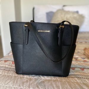 LIKE NEW Micheal Kors purse!!